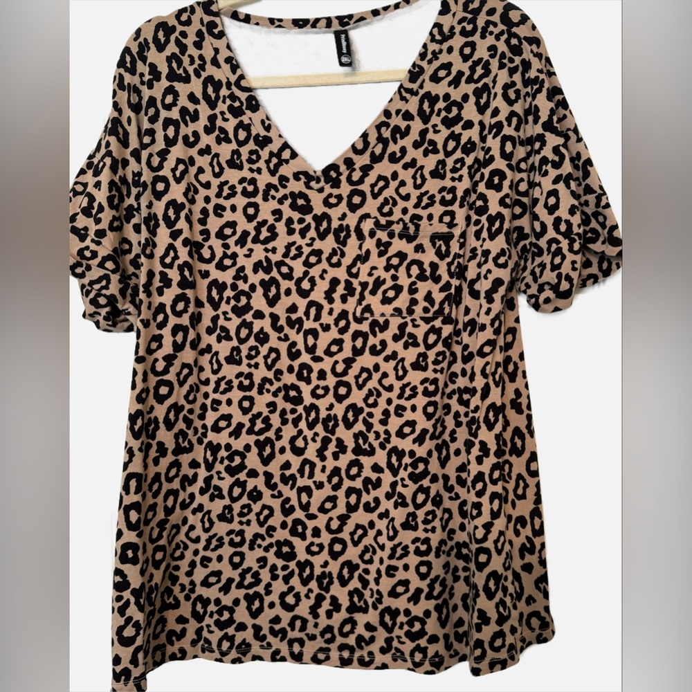 PrinStory Brand Leopard Print Top Vneck Size 2XL
